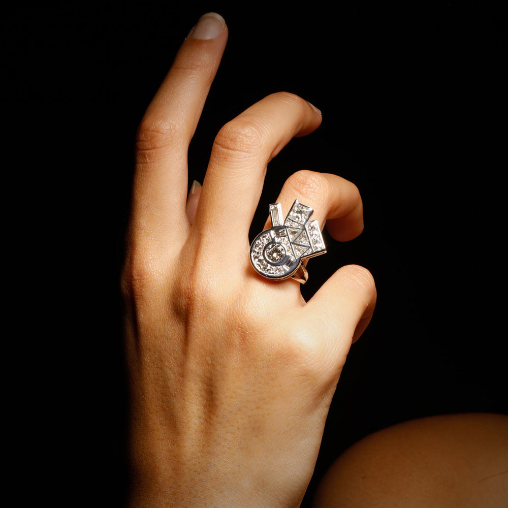 Benfey Ring by designer Solange Azagury-Partridge - 18 carat white gold and diamonds - Front orizontal on model 1
