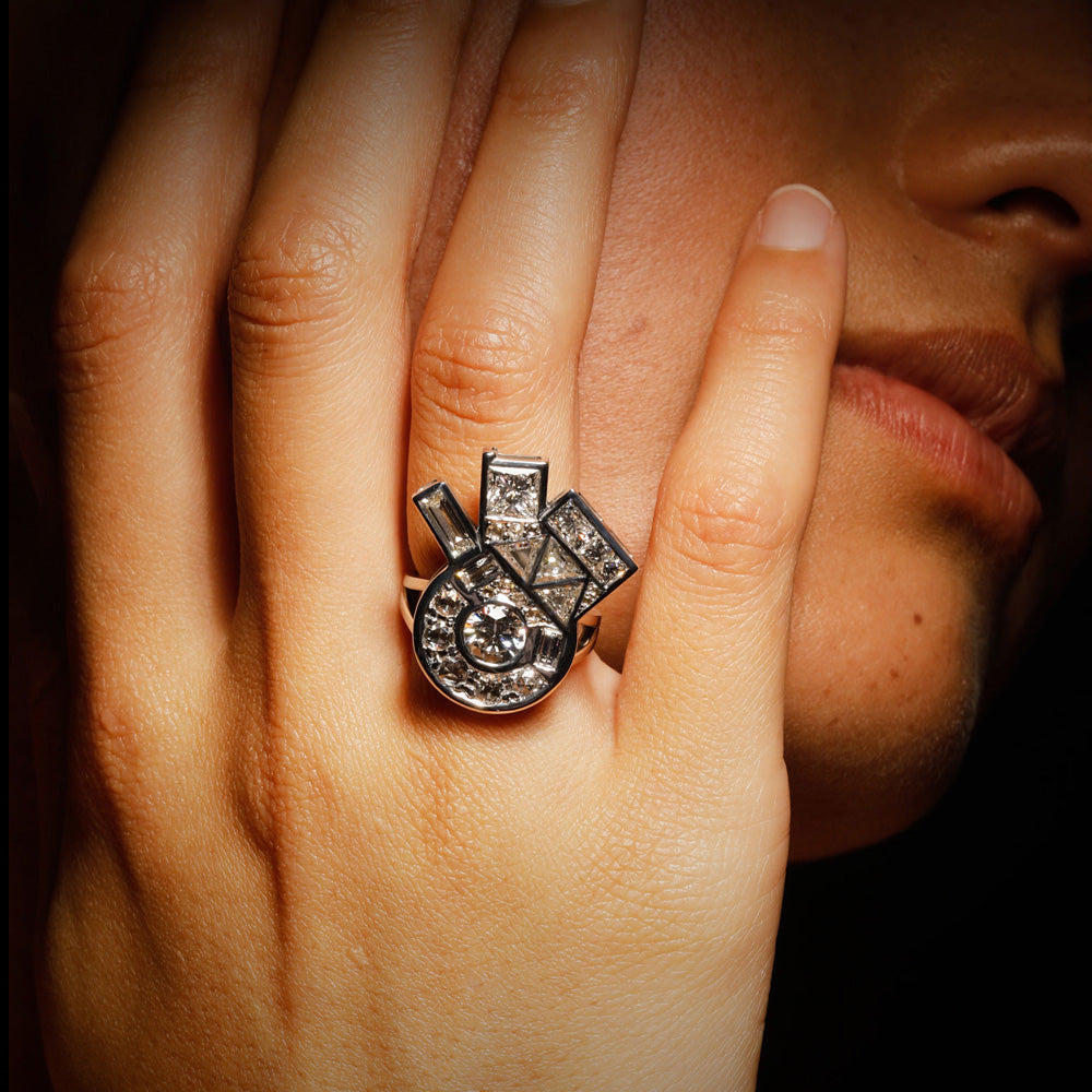 Benfey Ring by designer Solange Azagury-Partridge - 18 carat white gold and diamonds - Front orizontal on model 2