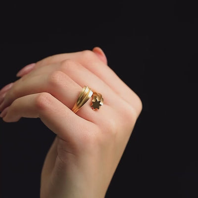 Goldstar Ring Two Star Colliding 18 Karat Yellow Gold by Solange Azagury-Partridge video on hand