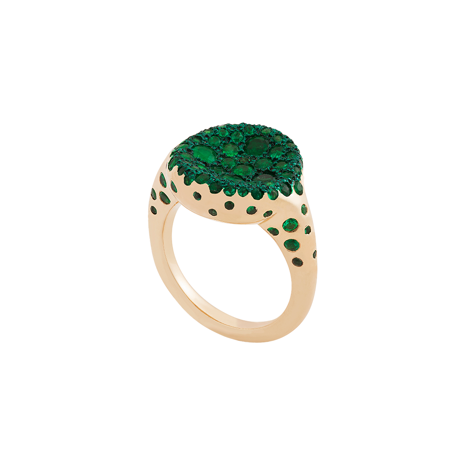 A ring with a round concave top set on it emeralds pavé and green ceramic plate in 18 karat yellow gold ring y Solange Azagury-Partridge