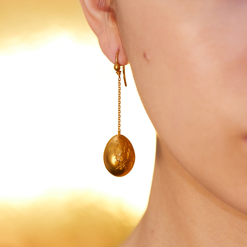 Cracked Golden Goose Egg dangling earrings made from 18 karat yellow gold by Solange Azagury-Partridge on model