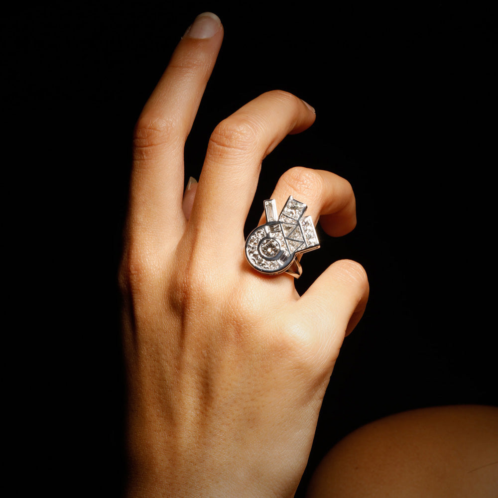 Benfey Ring by designer Solange Azagury-Partridge - 18 carat white gold and diamonds - Front orizontal on model 1 