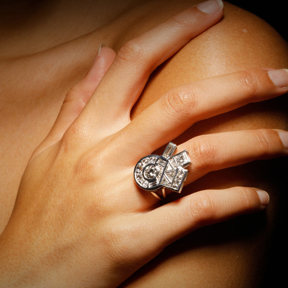 Benfey Ring by designer Solange Azagury-Partridge - 18 carat white gold and diamonds - Front orizontal on model hand 2