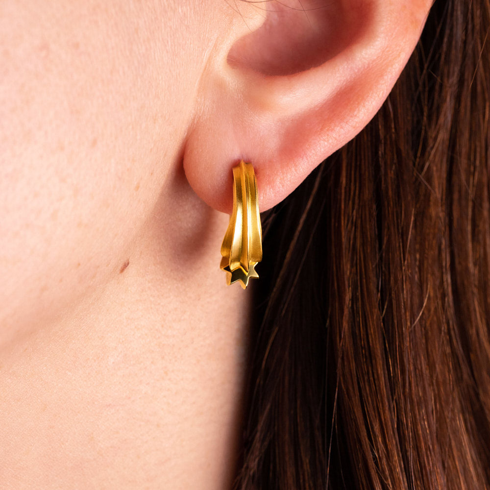 Goldstar Shooting Star Motif Short Earrings in 18 karat yellow gold by Solange Azagury-Partridge on model