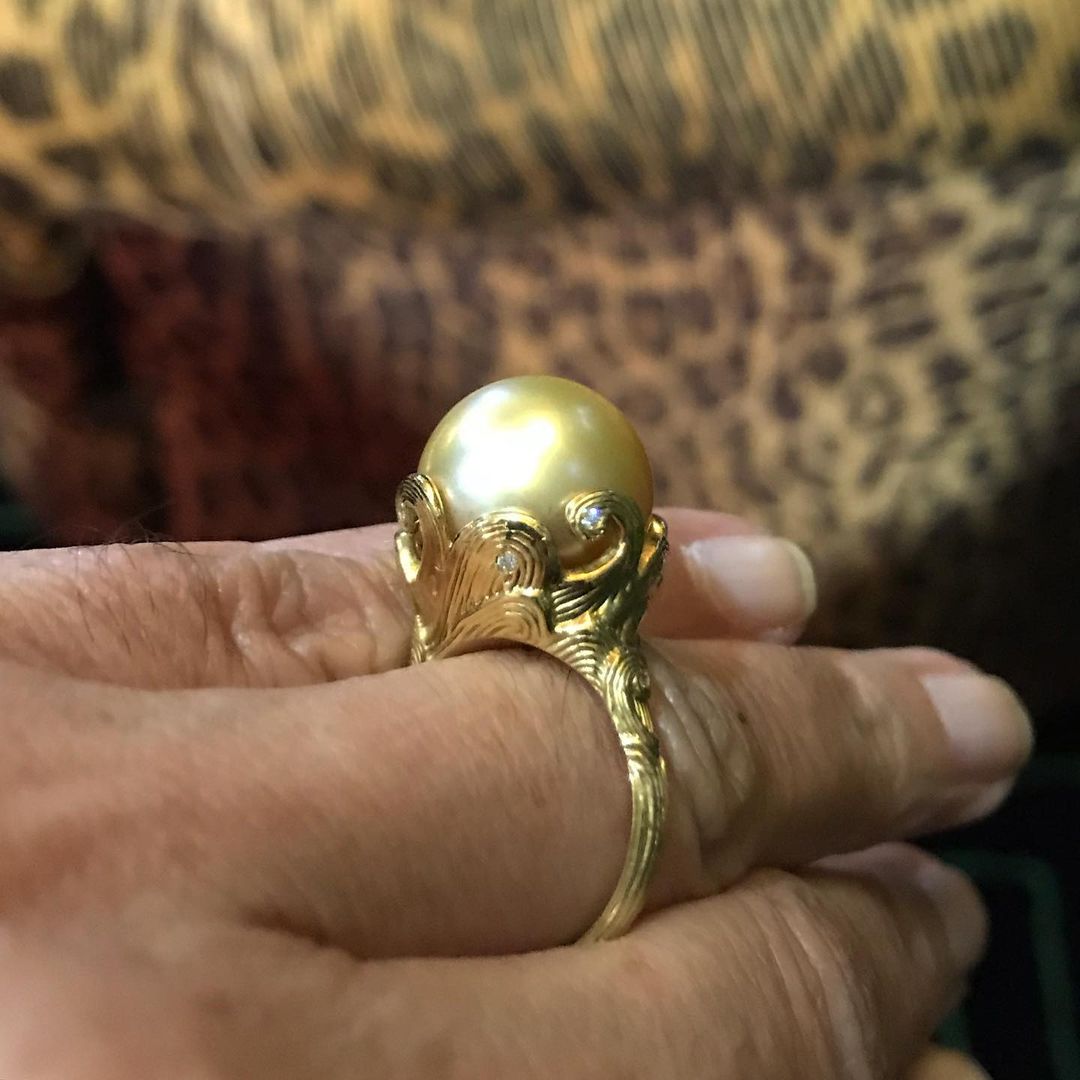 Venus Ring Golden Pearl